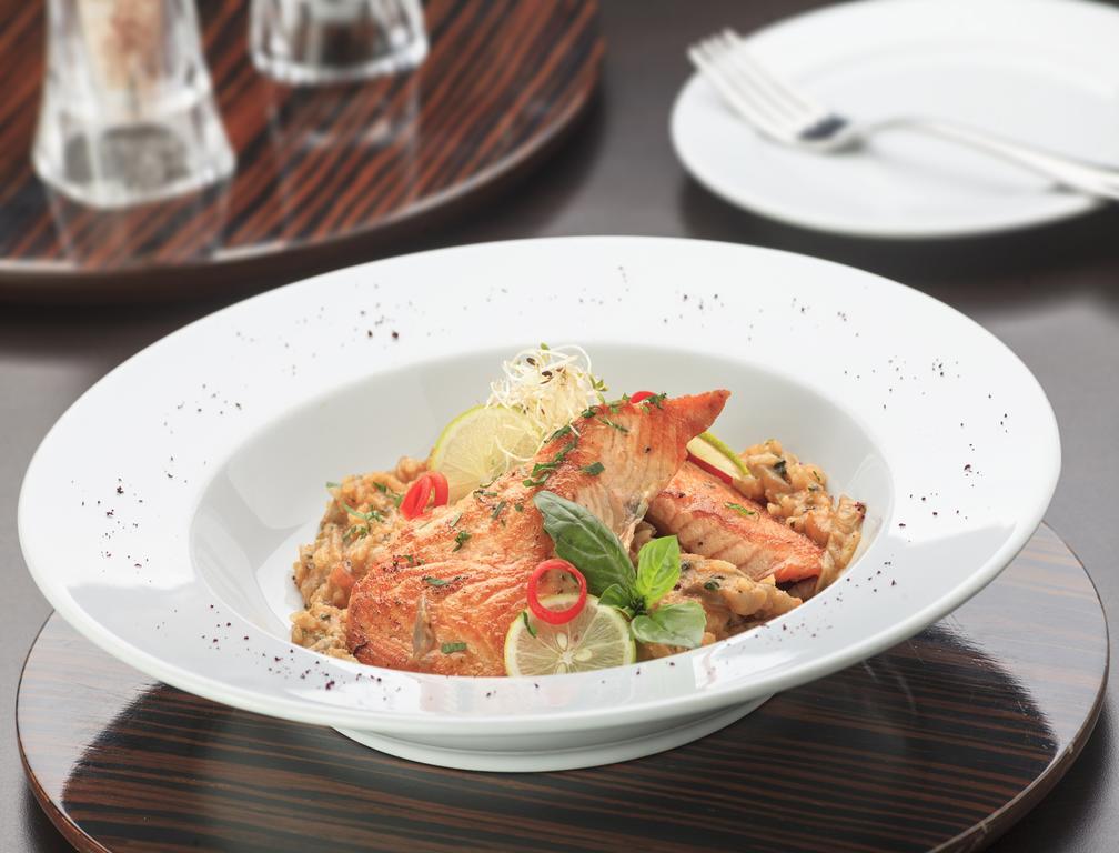 فندق ريغال باسيفيك سانتياغو المظهر الخارجي الصورة A plate of salmon and rice