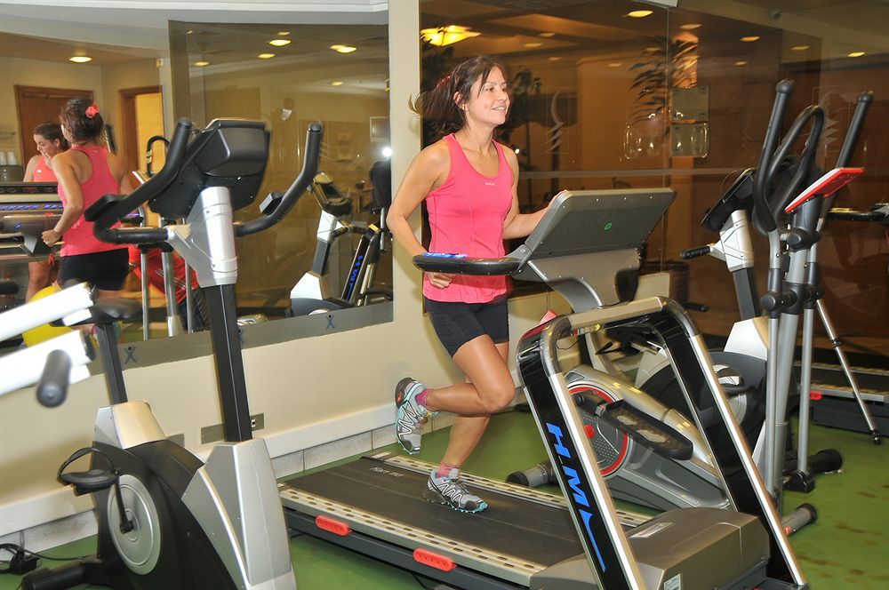 فندق ريغال باسيفيك سانتياغو المظهر الخارجي الصورة A woman on a treadmill